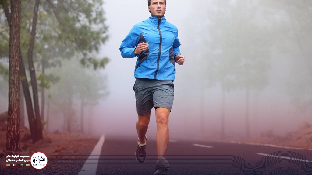 مردی در حال ورزش پس از کاشت مو