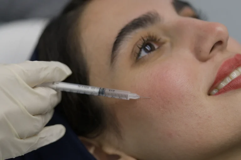 تزریق پی آر پی به پوست صورت یک زن