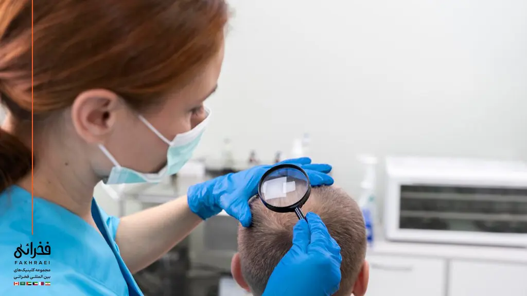 پزشک در حال بررسی سر یک مرد برای انجام کاشت مو به روش سلول های بنیادی