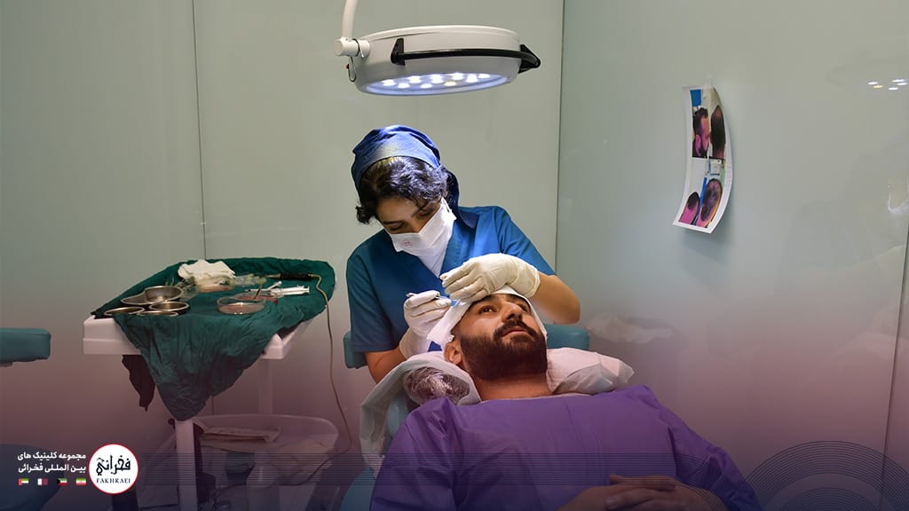 متخصص در حال کاشت مو یک مرد با بانک موی ضعیف