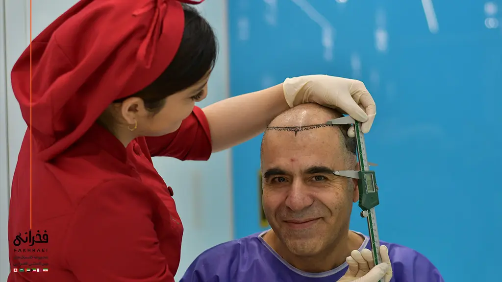 متخصص در حال طراحی خط مو برای کاشت