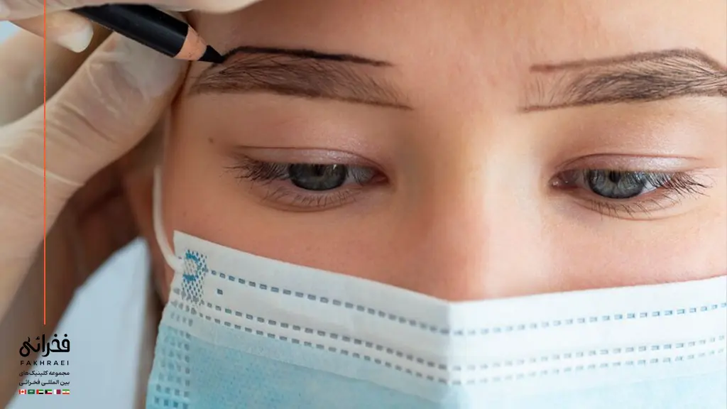متخصص در حال طراحی مدل کاشت ابرو برای یک خانم