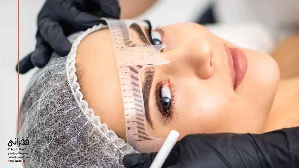 طراحی مدل کاشت ابرو توسط متخصص در مراحل کاشت ابرو