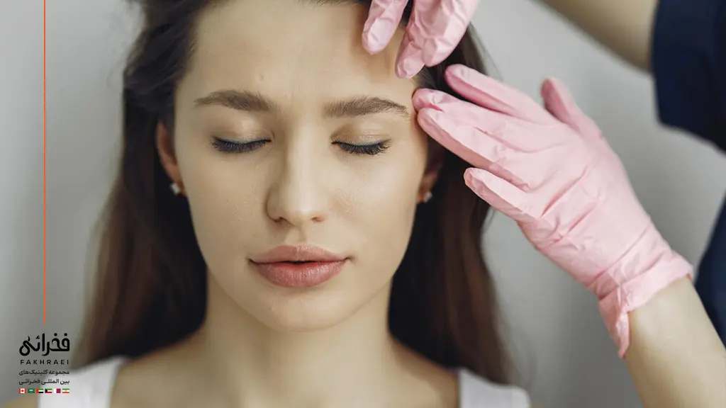 متخصص در حال انجام آماده سازی برای مراحل کاشت ابرو