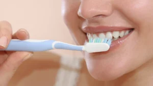 مسواک زدن بعد از تزریق ژل لب